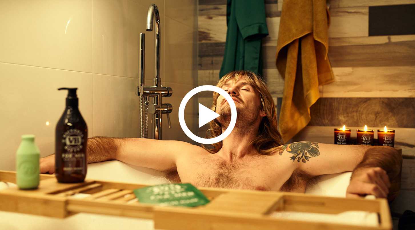 Man relaxing in the bath